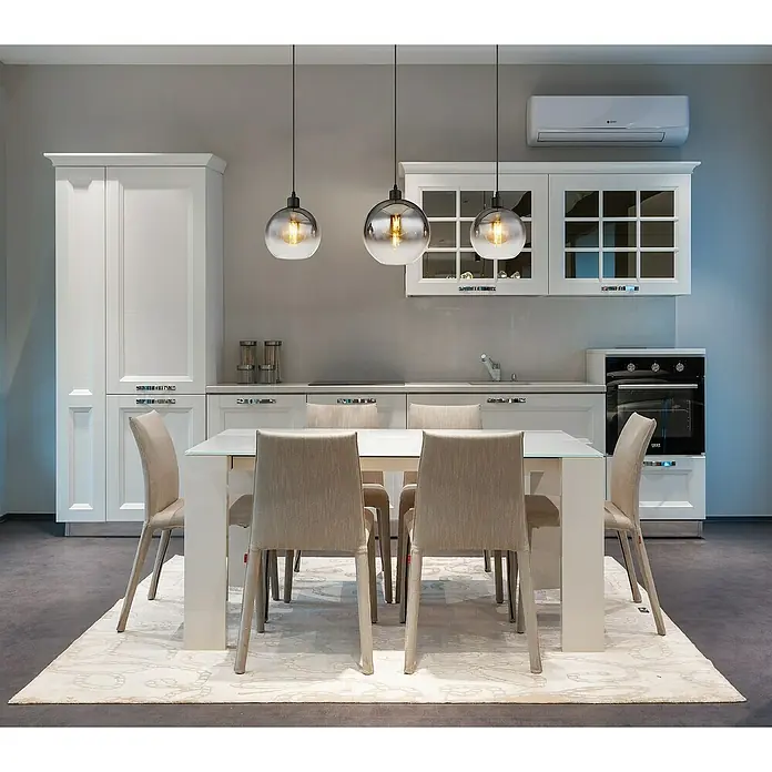 Globo Newcastle LED-Pendelleuchte - 60 W, L x B x H: 95 x 25 x 120 cm, Rauch, Schwarz matt - Elegante Esszimmerbeleuchtung mit drei modernen Pendelleuchten über einem Esstisch mit beigen Stühlen.