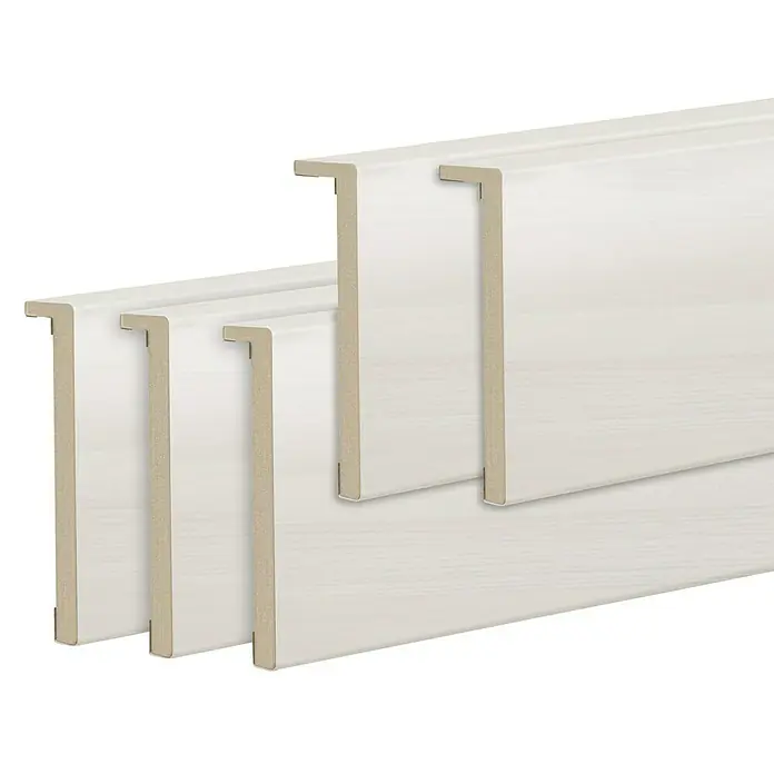 Solid Elements Pack puerta de interior Fresno Eslovenia con manilla R-707 S - 72,5 x 203 cm, Apertura según normativa: Derecha, Blanco - Primer plano de tres paneles de pared blancos con perfil en forma de L, ideales para diseño de interiores y revestimiento de paredes.