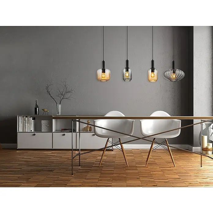 Globo Pendelleuchte Valletta - 60 W, L x B x H: 127 x 30 x 150 cm, Amber, Schwarz matt - Einrichtungsidee mit modernen Pendelleuchten über einem Tisch, der von weißen Stühlen umgeben ist, vor einer grauen Wand für ein stilvolles Ambiente.