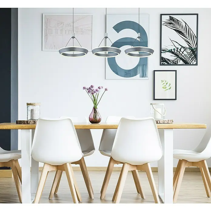 Globo LED-Pendelleuchte Ferra - 36 W, L x B x H: 97,5 x 30,4 x 180 cm, Titanfarben gebürstet, Titanfarben gebürstet, Warmweiß - Elegante Esszimmerbeleuchtung: Drei moderne Ringpendelleuchten über einem Esstisch mit weißen Stühlen und minimalistischer Dekoration.