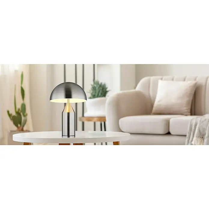 Globo Tischleuchte rund Atoma - 40 W, Ø x H: 30 x 39 cm, Nickel - Ein strahlendes Bild einer stilvollen Tischleuchte. Die Lampe ist aus Metall und hat eine Halbkugelform, die warmes Licht ausstrahlt.