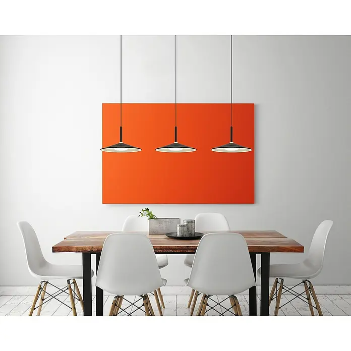 Globo LED-Pendelleuchte Lampone - 24 W, L x B x H: 95 x 25 x 150 cm, Schwarz matt - Das Bild zeigt eine moderne Esszimmerleuchte über einem Holztisch mit weißen Stühlen und einem orangefarbenen Kunstwerk im Hintergrund.