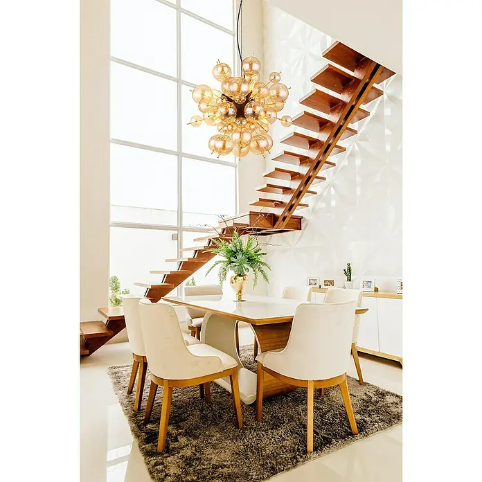Globo Udo Pendelleuchte - 25 W, Ø x H: 55 x 120 cm, Amber, Schwarz matt - Elegantes Esszimmer mit modernem Esstisch, Stühlen mit Holzbeinen, einem auffälligen Kugelkronleuchter und einer freitragenden Holztreppe.