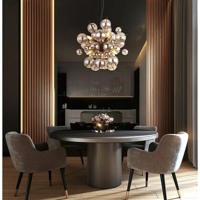 Globo Udo Pendelleuchte - 25 W, Ø x H: 55 x 120 cm, Rauch, Schwarz matt - Elegantes Esszimmer mit rundem Tisch, grauen Stühlen und einer auffälligen, kugelförmigen Hängeleuchte, die das moderne Design unterstreicht.
