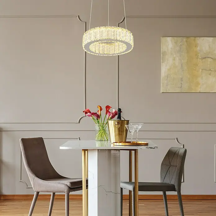 Globo Mucky LED-Pendelleuchte rund - 30 W, Ø x H: 30 x 120 cm, Klar, Silber verchromt - Eleganter runder Kronleuchter mit Kristallverzierungen über einem Esstisch. Das perfekte Lichtelement für ein stilvolles Ambiente.