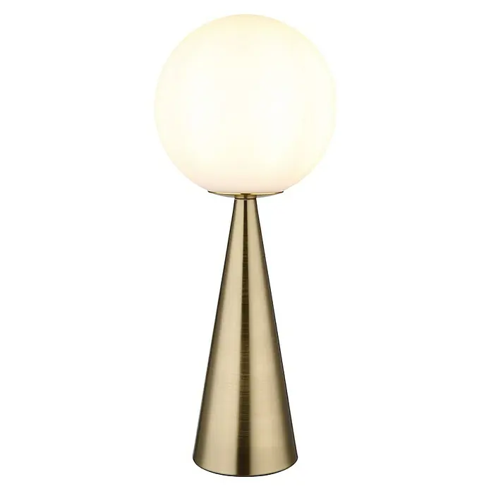 Globo Tischleuchte Pinapl - 40 W, Ø x H: 20 x 49,5 cm, Messingfarben matt, Weiß opal - Nahaufnahme einer modernen Tischleuchte mit einer kugelförmigen, leuchtenden Glühbirne und einem konischen, goldenen Lampenfuß.