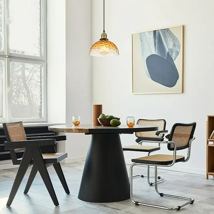 Globo Salvy Pendelleuchte - 60 W, Ø x H: 25 x 120 cm, Amber, Schwarz matt - Esszimmer mit rundem Tisch, Stühlen und einer amberfarbenen Hängelampe mit dekorativem Muster für eine gemütliche Atmosphäre.
