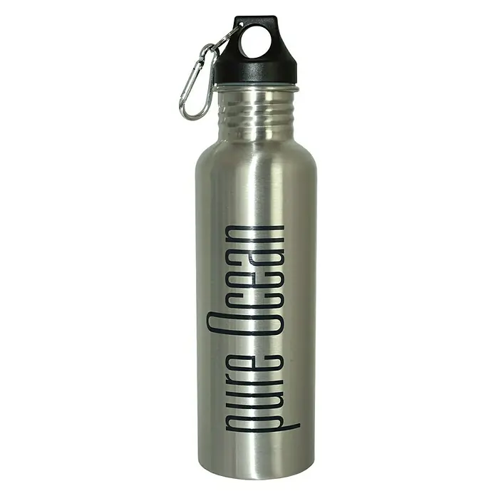 Yachticon Trinkflasche - 0,75 l, Edelstahl, Silber - Aluminium-Trinkflasche mit schwarzem Deckel und Karabinerhaken. Die Flasche ist mit dem Schriftzug "Pure Ocean" versehen.