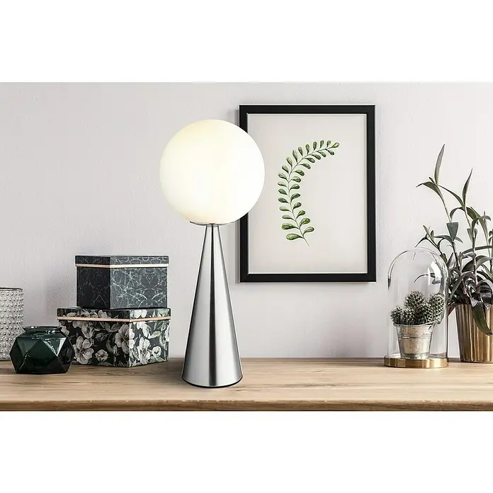 Globo Tischleuchte Pinapl - Ø x H: 20 x 49,5 cm, Nickel matt, Weiß opal - Elegante Tischleuchte mit einem kugelförmigen Lampenschirm und einem konischen, silberfarbenen Fuß, platziert auf einem Tisch.