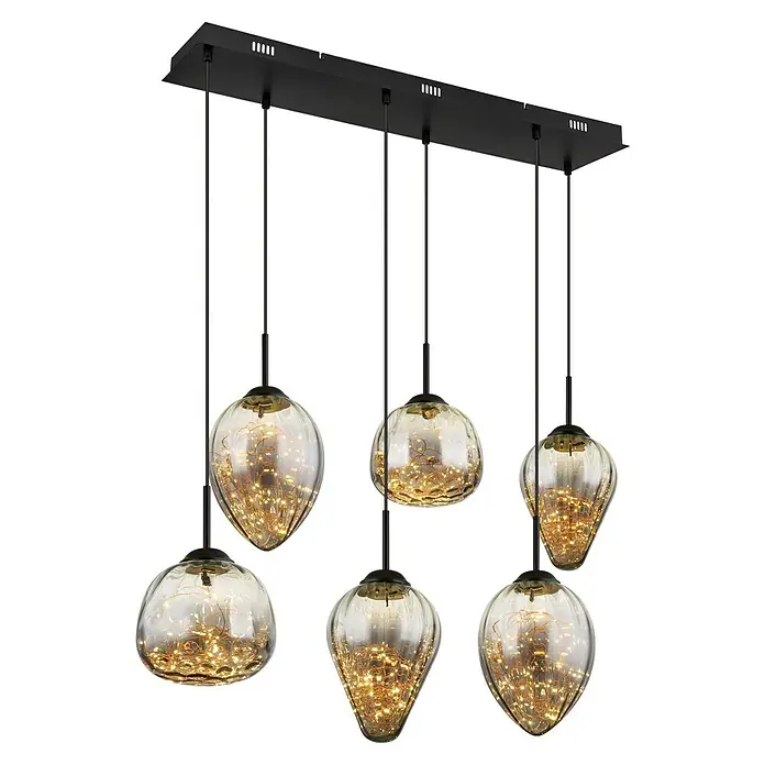 Globo LED-Pendelleuchte Firefly - 48 W, L x B x H: 97 x 32 x 120 cm, Rauch, Schwarz martt, Warmweiß - Eine elegante Mehrfachpendelleuchte mit bernsteinfarbenen Glasschirmen, die mit warmen Lichtern gefüllt sind, hängt an einer schwarzen Halterung.