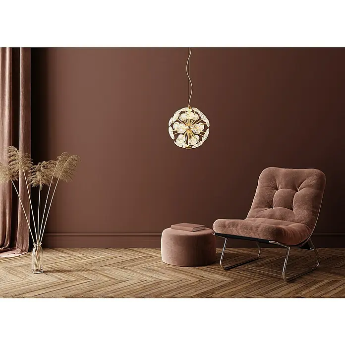 Globo Virina LED-Pendelleuchte rund - 16 W, Ø x H: 28 x 150 cm, Klar, Gold - Elegante Innenaufnahme mit einer stilvollen Kristall-Hängeleuchte, einem bequemen Sessel und dekorativen Elementen in warmen Farbtönen.
