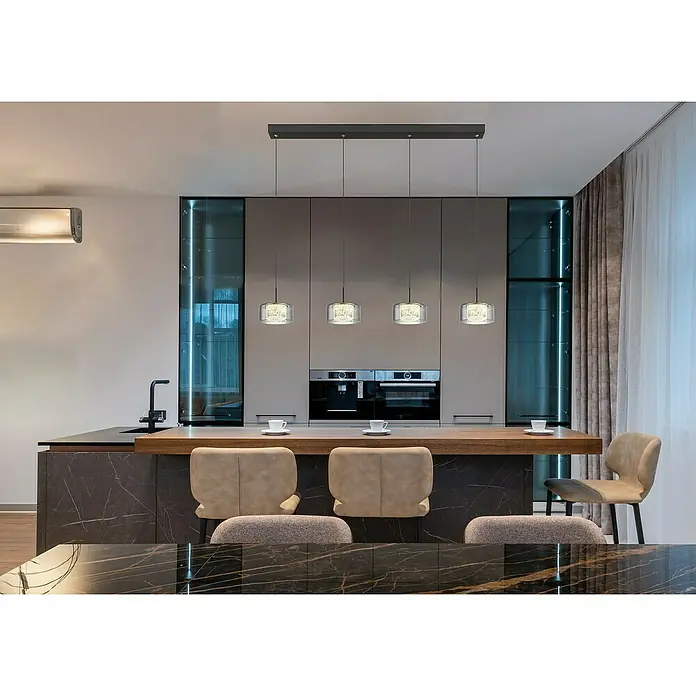 Globo LED-Pendelleuchte Fogsy - 32 W, L x B x H: 105 x 15 x 150 cm, Rauch, Schwarz matt - Elegante Kücheninsel mit Marmoroptik, Akzentbeleuchtung durch moderne Pendelleuchten und stilvollen Barhockern, die den Raum aufwerten.