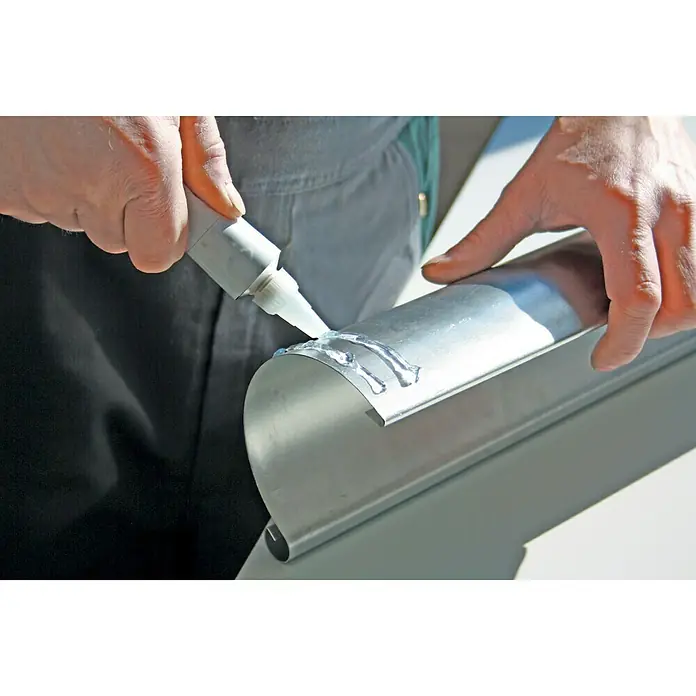 Sarei Spezialkleber Fix All für Dachrinnen - 130 g - Kleber wird auf ein Metallrohr aufgetragen, um eine sichere und dauerhafte Verbindung zu gewährleisten. Die Anwendung erfolgt präzise und sauber.
