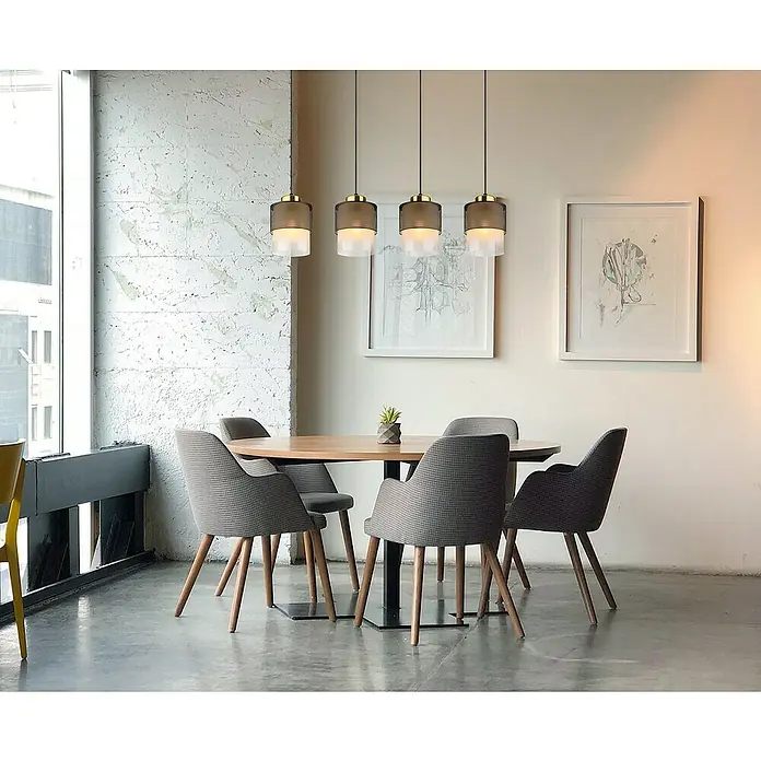 Globo Pendelleuchte Olga - 60 W, L x B x H: 91 x 16 x 120 cm, Rauch, Schwarz matt - Einrichtung mit einem runden Tisch und vier Stühlen darunter hängen moderne Pendelleuchten mit zylindrischen Schirmen und goldenen Akzenten.