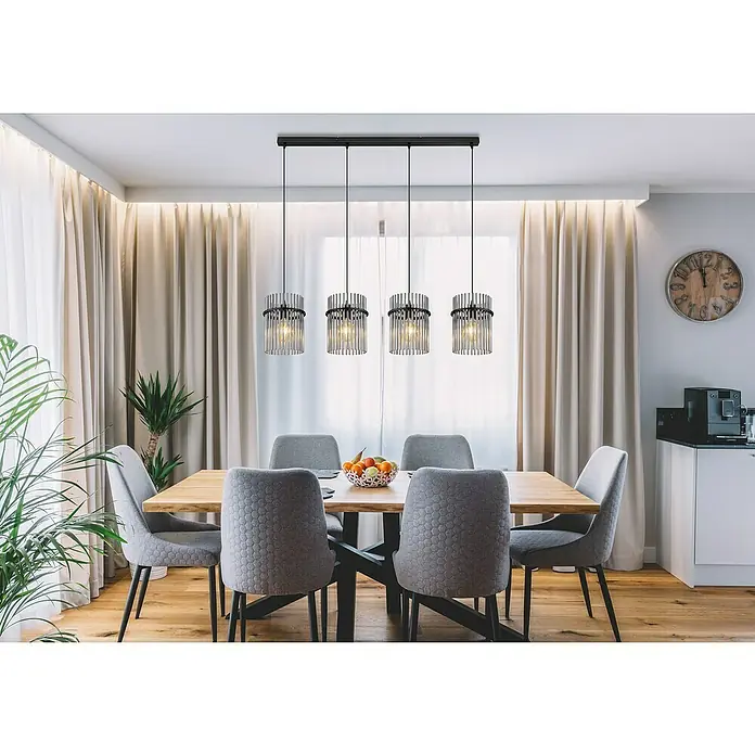 Globo Gorley Pendelleuchte - 60 W, L x B x H: 110 x 20 x 140 cm, Rauch, Schwarz matt - Stilvolle Esszimmerbeleuchtung: Eine moderne Pendelleuchte mit vier Lampen, die über einem Holztisch mit grauen Stühlen hängt und eine warme Atmosphäre schafft.