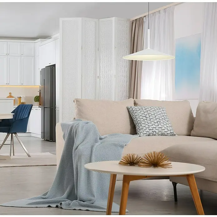 Globo LED-Pendelleuchte rund Lampone - 28 W, Ø x H: 48 x 150 cm, Weiß - Einladendes Wohnzimmer mit stilvoller Couch, dekorativer Lampe und modernem Beistelltisch, der das Ambiente abrundet.