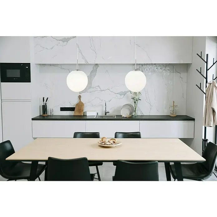 Globo LED-Pendelleuchte Balla - 60 W, Ø x H: 30 x 180 cm, Nickel, E27 - Essbereich mit Esstisch und Stühlen, helle Pendelleuchten sorgen für angenehme Beleuchtung. Stilvolles Interieur für ein modernes Zuhause.