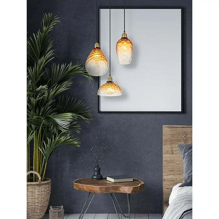 Globo Salvy Pendelleuchte - 60 W, Ø x H: 46 x 150 cm, Amber, Schwarz matt - Eine Nahaufnahme von drei eleganten, hängenden Glaspendelleuchten in verschiedenen Formen, die ein modernes Ambiente ausstrahlen.