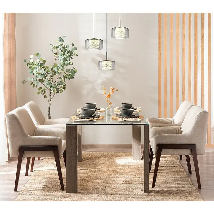 Globo LED-Pendelleuchte rund Fogsy - 24 W, Ø x H: 40 x 150 cm, Rauch, Schwarz, Warmweiß - Einladender Essbereich mit Glasesstisch, umgeben von bequemen Stühlen und stilvollen Hängelampen für ein modernes Ambiente.