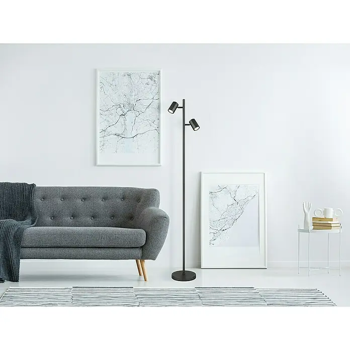 Globo James Stehleuchte - 5 W, Höhe: 158 cm, Grau matt - Eine elegante Stehlampe mit drei verstellbaren Spots, die ein modernes Ambiente in einem stilvollen Wohnzimmer schafft.