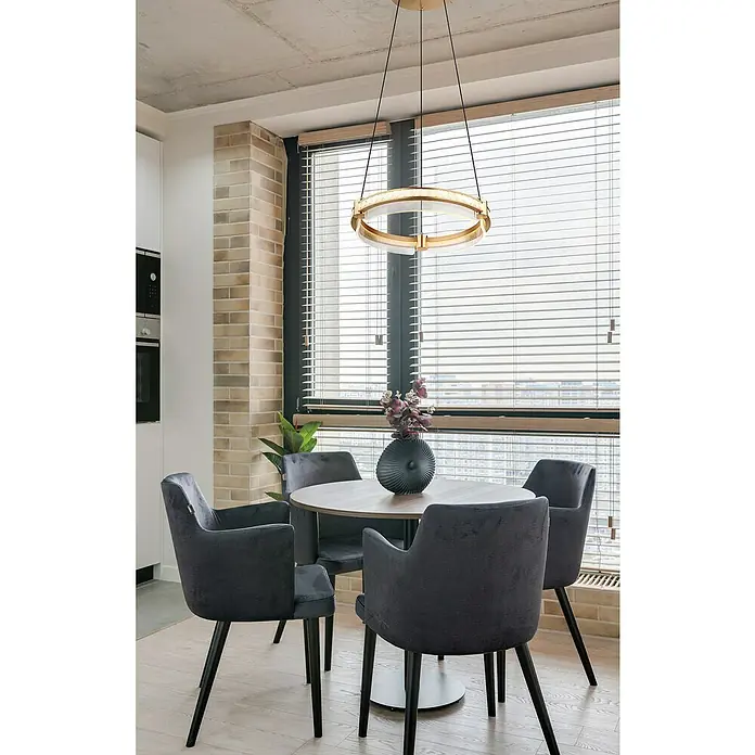 Globo Blondie LED-Pendelleuchte - 36 W, 40 x 120 cm, Gold, Gold, Mehrfarbig - Modernes Esszimmer mit stilvoller Pendelleuchte, grauem Samtstühlen und rundem Tisch. Die Leuchte setzt einen eleganten Akzent im Raum.