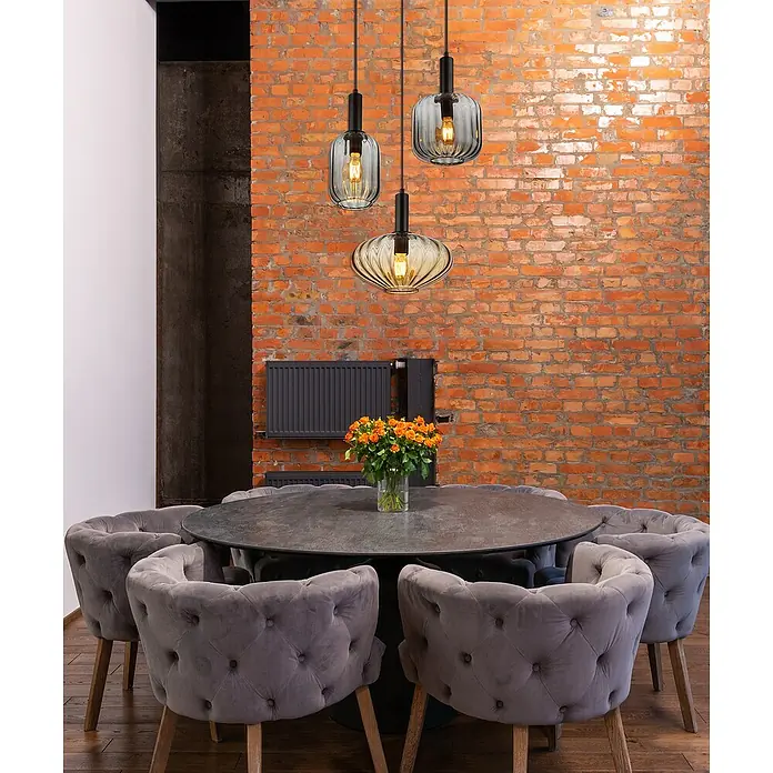 Globo Pendelleuchte Valletta - 60 W, Ø x H: 55 x 150 cm, Amber, Schwarz matt - Elegante Esstischszene mit grau gepolsterten Stühlen und stilvollen Pendelleuchten vor einer Backsteinmauer, die ein modernes Ambiente schafft.