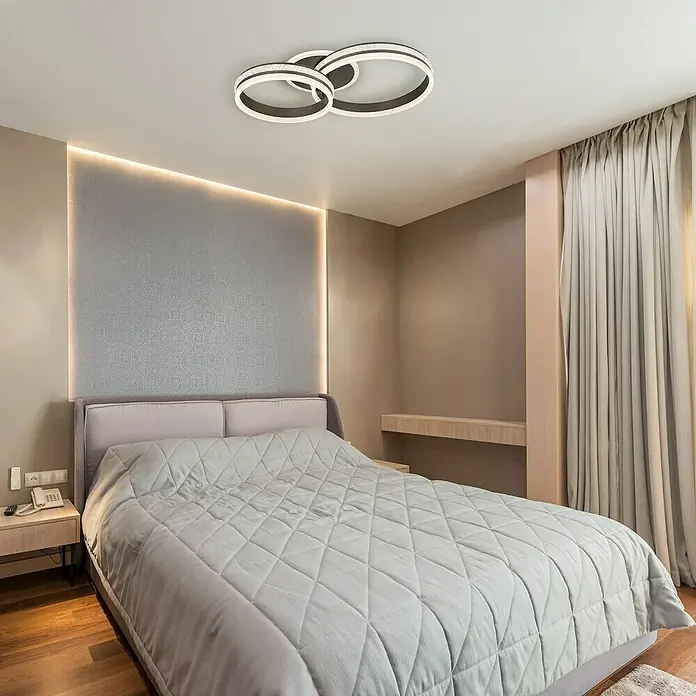 Globo Grouni Plafón - 50 W, Ø x Al: 64 x 15 cm, Plata, Blanco cálido - Dormitorio moderno con una llamativa lámpara de techo LED redonda que añade un toque de elegancia a la habitación. Iluminación perfecta para un ambiente con estilo.
