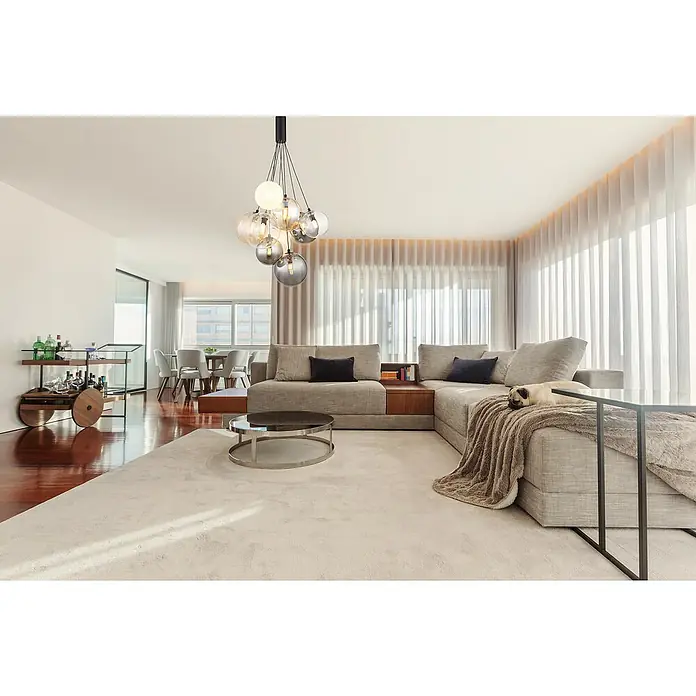 Globo Pendelleuchte Ballgi - 10 W, Schwarz, Weiß, Schwarz matt, G9 - Elegante Wohnzimmeransicht mit stilvoller Glaskugel-Hängeleuchte, die das moderne Interieur perfekt ergänzt. Einladendes Ambiente mit komfortabler Couch und sanfter Beleuchtung.