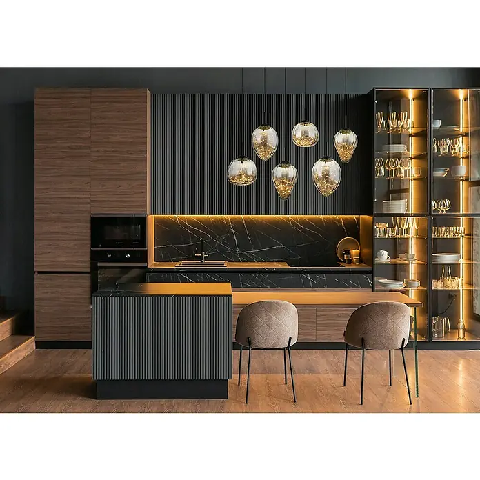 Globo LED-Pendelleuchte Firefly - 48 W, L x B x H: 97 x 32 x 120 cm, Rauch, Schwarz martt, Warmweiß - Elegante Küchendarstellung mit Fokus auf modernen Schränken und stilvoller Beleuchtung, die eine warme Atmosphäre schafft.