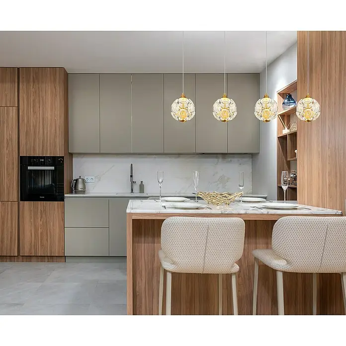 Globo Virina LED-Pendelleuchte - 32 W, L x B x H: 93 x 15 x 150 cm, Klar, Gold - Elegante Küche mit vier kugelförmigen Kristallhängelampen, die ein warmes Licht über der Kücheninsel verbreiten.