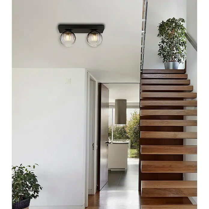 Globo Dallerta Wandleuchte - 10 W, L x B x H: 35 x 12 x 15 cm, Schwarz matt, Rauch - Deckenleuchte mit zwei Glaskugeln an einem schwarzen Balken, die ein modernes Ambiente in den Raum bringt.