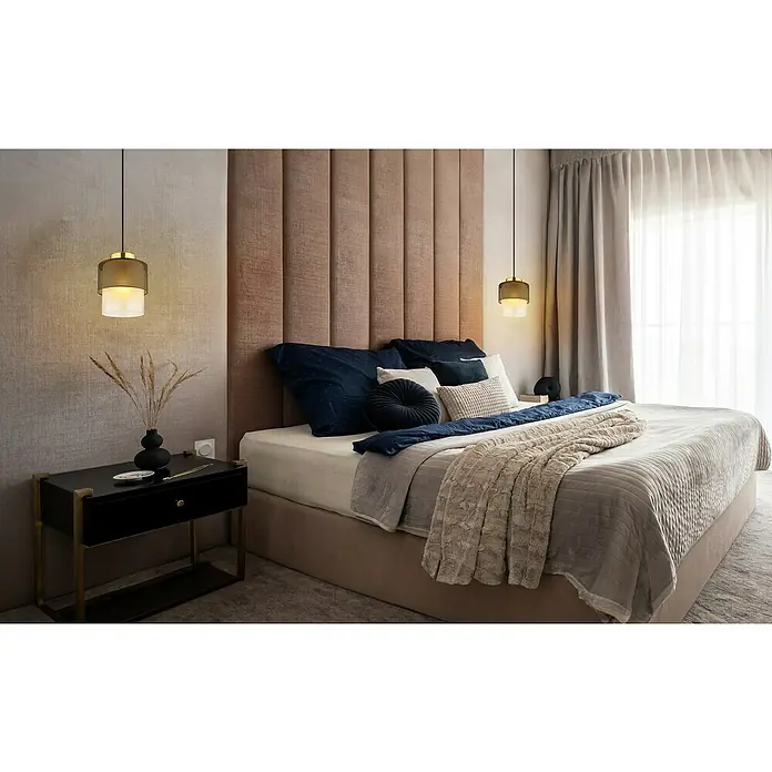 Globo Pendelleuchte Olga - 60 W, Ø x H: 18 x 120 cm, Rauch, Schwarz matt - Ein Schlafzimmer mit einem Kingsize-Bett, das mit blauen Kissen und einer Tagesdecke in neutralen Farben geschmückt ist, und Nachttischleuchten.