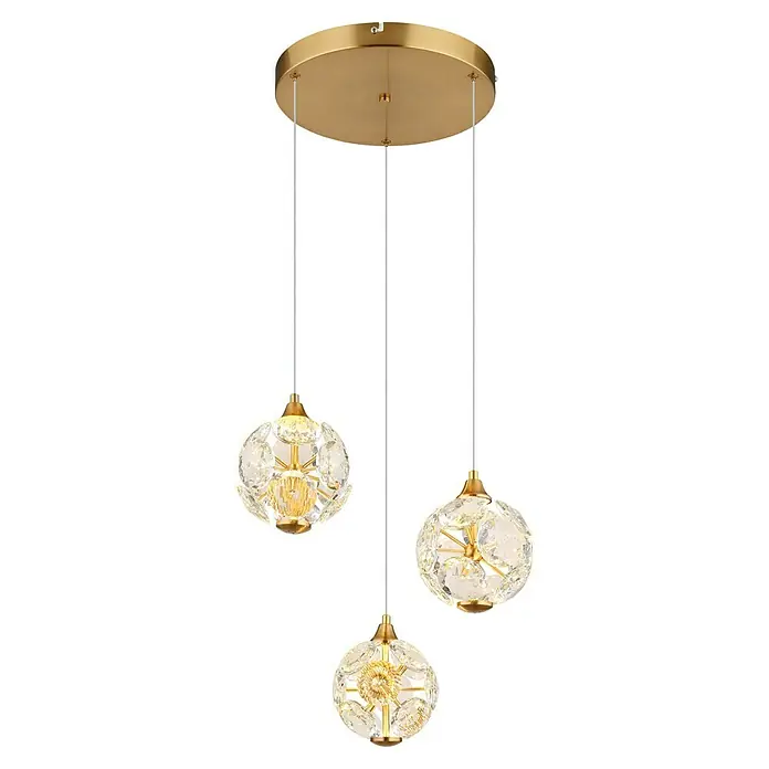 Globo Virina LED-Pendelleuchte rund - 24 W, Ø x H: 42 x 150 cm, Klar, Gold - Nahaufnahme einer modernen Pendelleuchte mit drei kristallverzierten Kugeln und goldfarbener Aufhängung. Elegante Beleuchtung für Wohnräume.