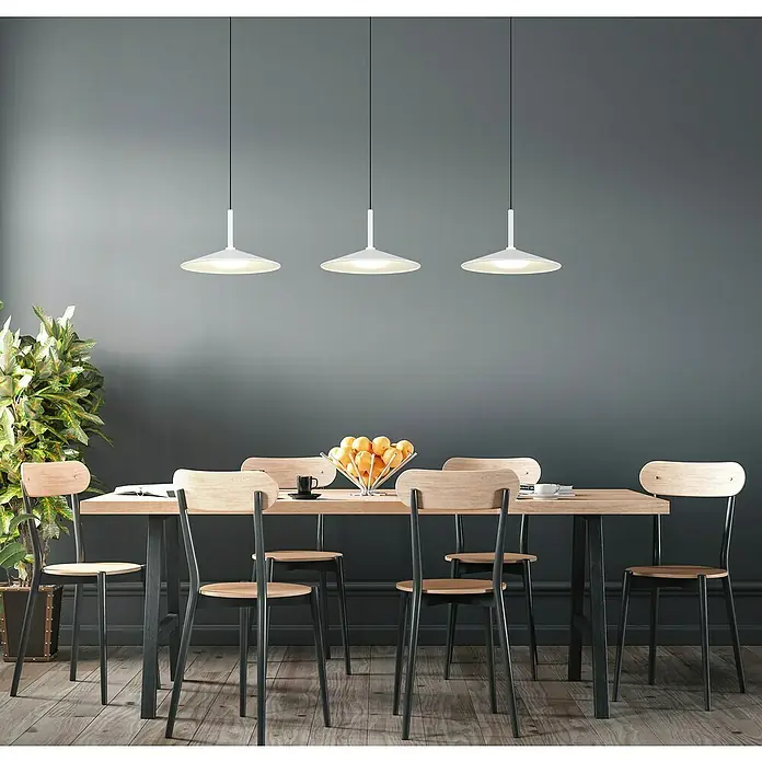 Globo LED-Pendelleuchte Lampone - 24 W, L x B x H: 95 x 25 x 150 cm, Weiß - Eine Esstischszene mit Holzstühlen, einer Obstschale und drei eleganten weißen Hängelampen, die den Raum stilvoll beleuchten.