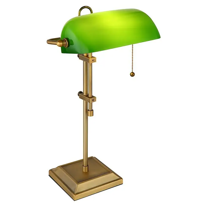 Globo Tischleuchte Antique eckig - 40 W, L x B x H: 26,5 x 18 x 36 cm, Gold, Grün - Nahaufnahme einer Bankerlampe mit grünem Lampenschirm und goldenem Gestell, die ein klassisches, elegantes Ambiente vermittelt.