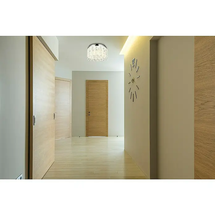 Globo Klunka LED-Deckenleuchte rund - 38 W, Ø x H: 40 x 26 cm, Klar, Silber verchromt, Warmweiß - Nahaufnahme einer eleganten Deckenleuchte mit Kristallbehang, die einen Flur mit Holztüren und einer dekorativen Uhr beleuchtet.