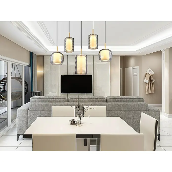 Globo LED-Pendelleuchte Lampigna - 40 W, L x B x H: 93 x 31,5 x 150 cm, Weiß opal, Schwarz matt - Fünf moderne Hängeleuchten mit gerippten Glasschirmen und goldenen Akzenten über einem Esstisch in einem stilvollen Wohnraum.