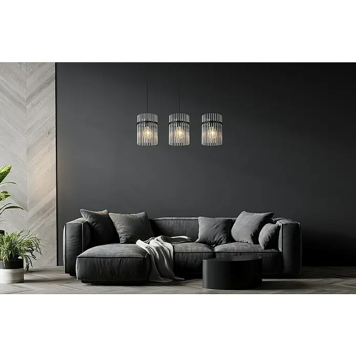 Globo Gorley LED-Pendelleuchte - 60 W, L x B x H: 80 x 20 x 140 cm, Rauch, Schwarz matt - Ein modernes Wohnzimmer mit einer grauen Couch, einem schwarzen Couchtisch und drei stilvollen Pendelleuchten, die ein elegantes Ambiente schaffen.