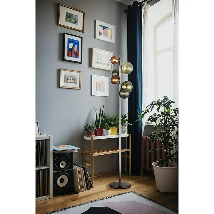 Globo Riha LED-Stehleuchte - 3,5 W, Höhe: 155 cm, Grau matt, Mehrfarbig, Warmweiß - Einrichtungsszene mit einer stilvollen Stehlampe mit mehreren Glaskugeln, die ein warmes Licht verbreitet, und einer Auswahl an Dekorationen.