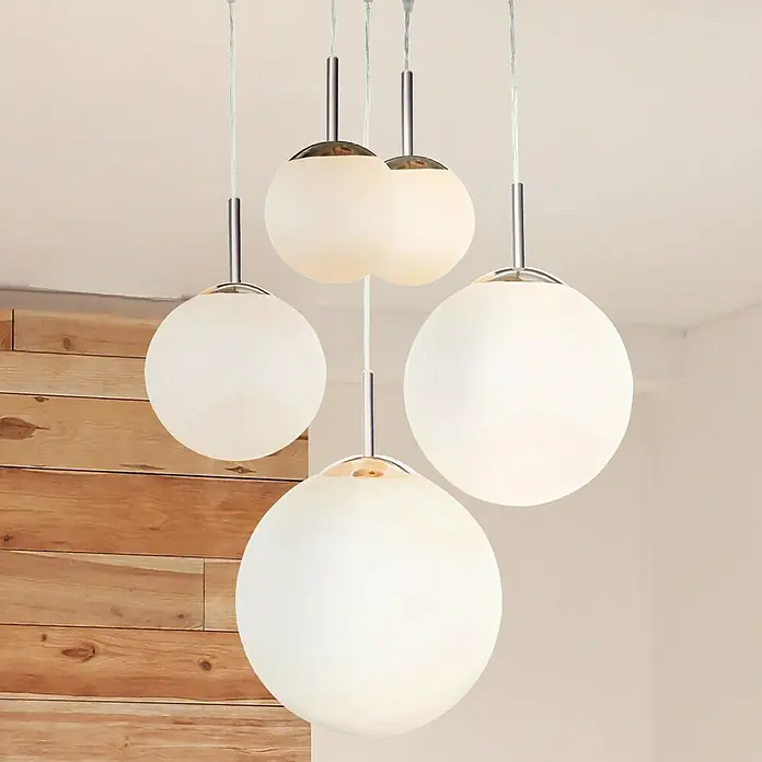 Globo Pendelleuchte Balla - 60 W, Ø x H: 40 x 90 cm, Nickel - Eine Pendelleuchte mit mehreren runden, weißen Lampenschirmen und silbernen Aufhängungen, die ein modernes und elegantes Ambiente schaffen.