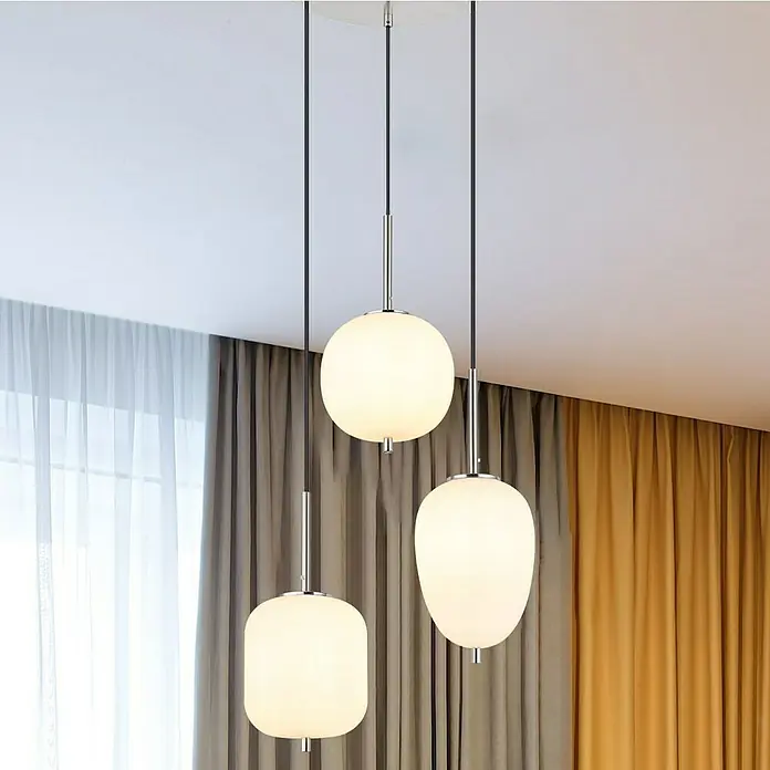 Globo Pendelleuchte Blacky I - 40 W, Ø x H: 46 x 120 cm - Dieses Bild zeigt eine moderne Pendelleuchte mit drei Lampenschirmen in verschiedenen Formen und Größen, die von der Decke hängen.