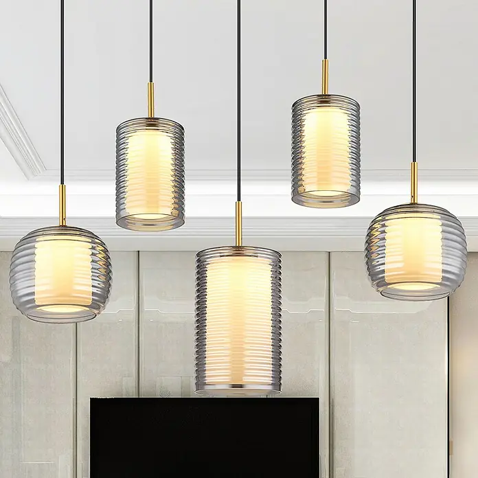 Globo LED-Pendelleuchte Lampigna - 40 W, L x B x H: 93 x 31,5 x 150 cm, Weiß opal, Schwarz matt - Fünf moderne Pendelleuchten aus geriffeltem Glas mit goldenen Akzenten hängen von der Decke und sorgen für eine elegante Beleuchtung.