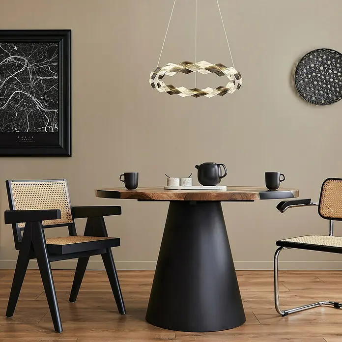 Globo Karilion LED-Pendelleuchte rund - 36 W, Ø x H: 55 x 130 cm, Rauch, Silber verchromt - Dieser Raum zeigt einen runden Esstisch mit einer modernen Ring-Hängeleuchte darüber, umgeben von stilvollen Stühlen und Wanddekorationen.