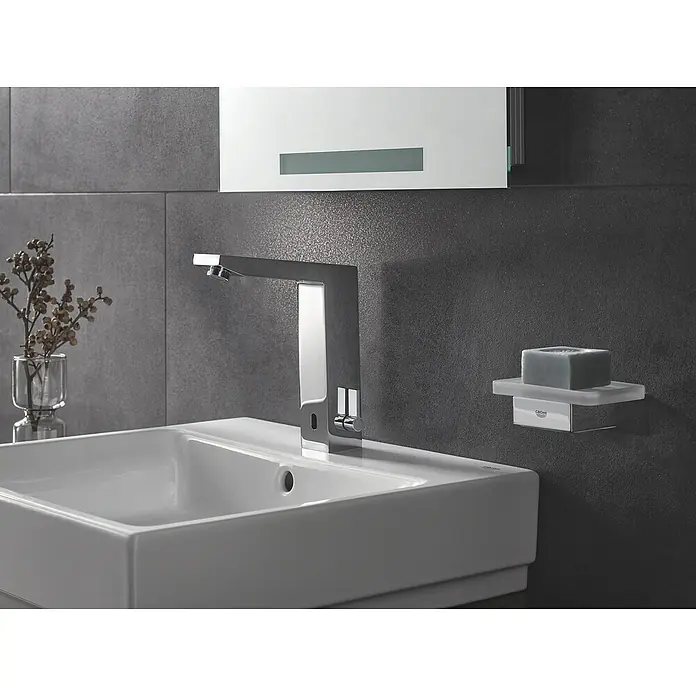 Grohe Eurocube Waschtischarmatur mit Temperaturregulierung, netzbetrieben - Infrarot-Elektronik, Chrom - Modernes Badezimmer Waschbecken mit minimalistischem Wasserhahn und Seifenschale. Das Design zeichnet sich durch klare Linien und hochwertige Materialien aus.