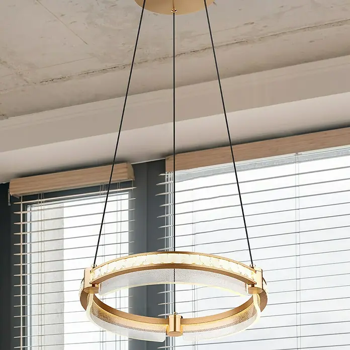 Globo Blondie LED-Pendelleuchte - 36 W, 40 x 120 cm, Gold, Gold, Mehrfarbig - Diese Nahaufnahme zeigt eine moderne Ring-Pendelleuchte mit einem goldenen Rahmen und einem dekorativen, kristallartigen Detail, die an drei schwarzen Kabeln hängt.