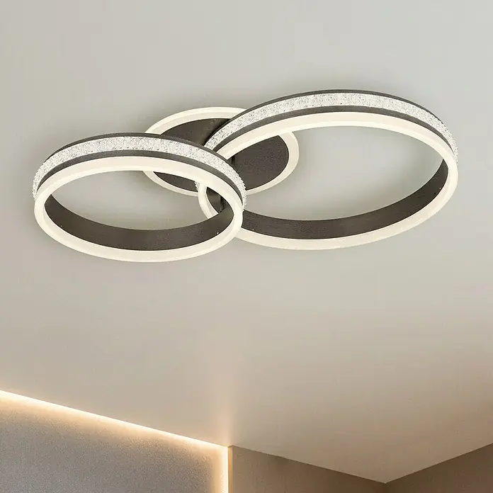 Globo Grouni Plafón - 50 W, Ø x Al: 64 x 15 cm, Plata, Blanco cálido - Lámpara de techo LED moderna con tres anillos entrelazados y detalles brillantes. Diseño elegante para interiores con estilo.