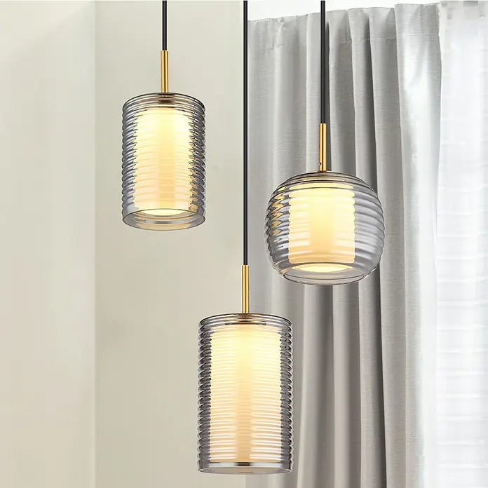 Globo LED-Pendelleuchte rund Lampigna - 27 W, Ø x H: 50 x 150 cm, Weiß opal, Schwarz matt - Drei moderne Pendelleuchten mit geriffeltem Glas und goldenen Akzenten sorgen für eine elegante Beleuchtung.