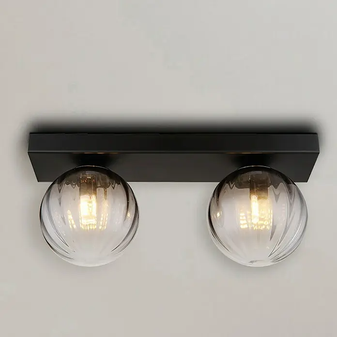 Globo Dallerta Wandleuchte - 10 W, L x B x H: 35 x 12 x 15 cm, Schwarz matt, Rauch - Moderne Deckenleuchte mit zwei kugelförmigen Lampenschirmen und schwarzer Halterung, die ein stilvolles Ambiente schafft.