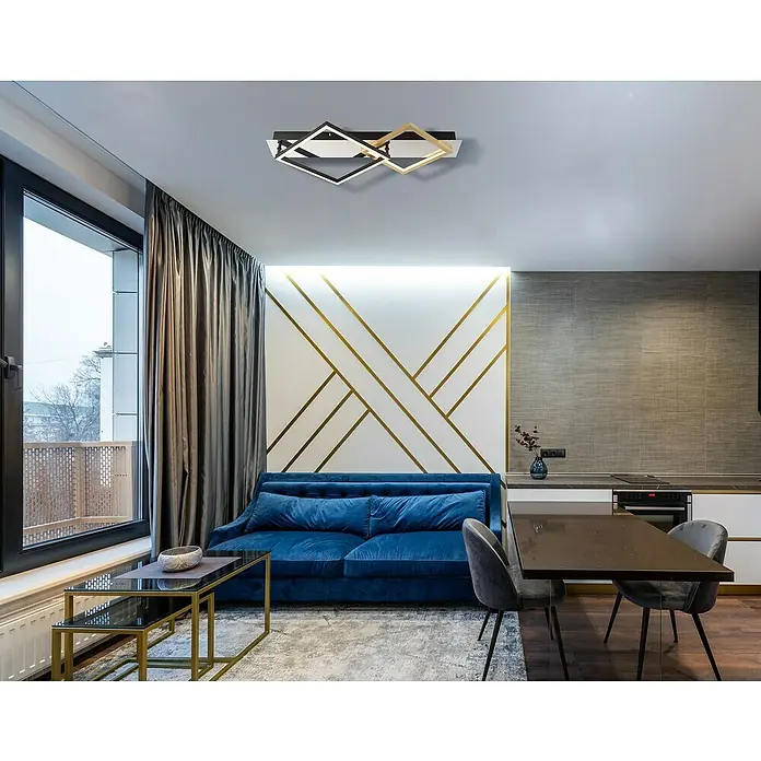 Globo LED-Deckenleuchte Lesina - 24 W, Silber verchromt, Gold gebürstet, Warmweiß - Ein modernes Wohnzimmer mit einem auffälligen Deckendesign, das durch die geometrische Form und die Farbkombination aus Schwarz und Gold besticht.
