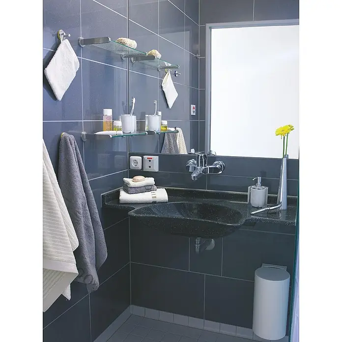 Grohe Euroeco Special Waschtischarmatur - Wandmontage, Chrom, Glänzend, Ausladung Armatur: 204 mm, Mit Einhandbedienhebel - Elegantes Badezimmer-Interieur mit dunklen Fliesen, Waschbecken mit Ablagefläche, Handtüchern und stilvollen Badaccessoires.